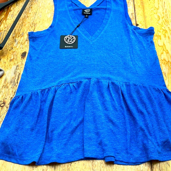 Bodeau sleeveless shirt, V-neck front, V-neck back with a slight ruffle - Picture 2 of 7